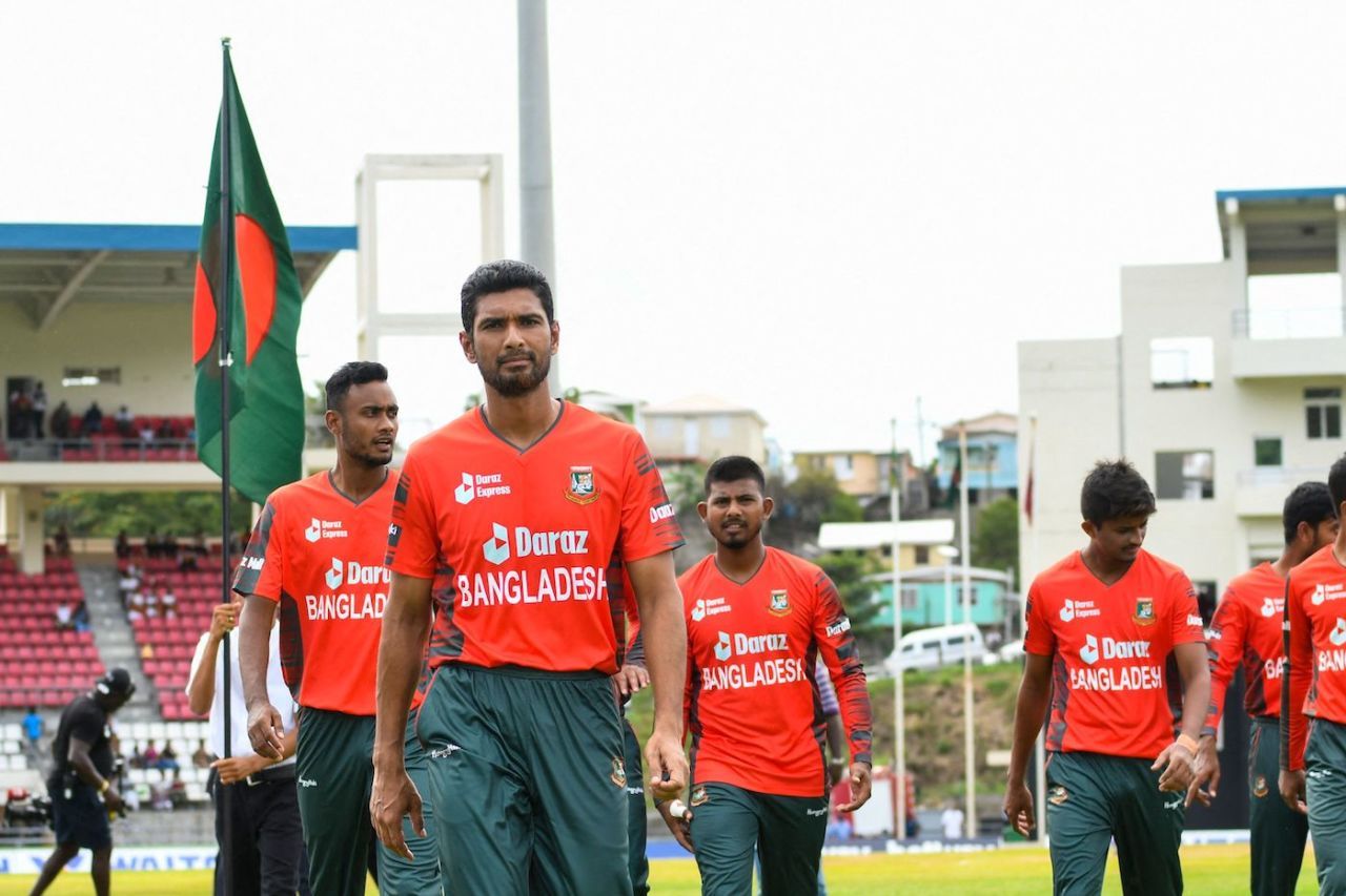 মাঠে